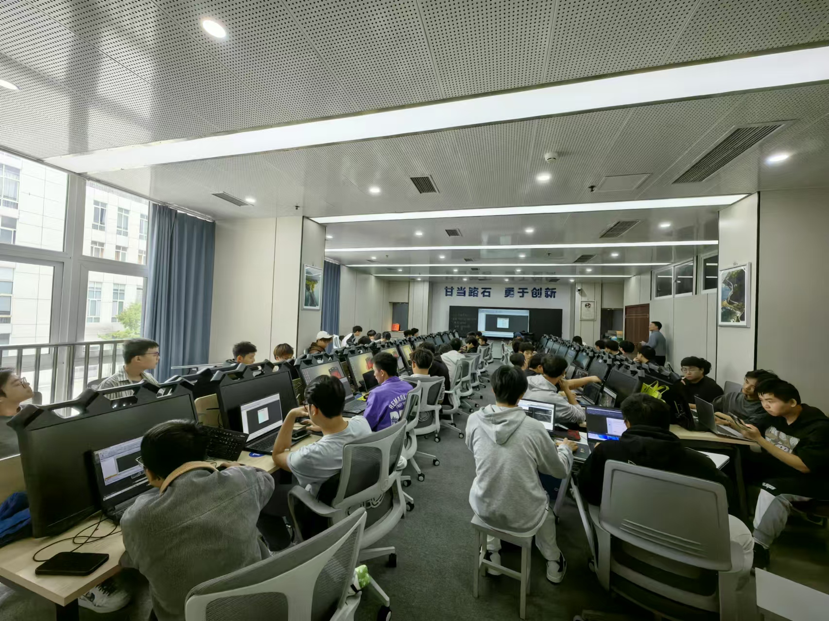 創(chuàng)途信息攜手江蘇狄諾尼，為川交院學生畢業(yè)設計助力！